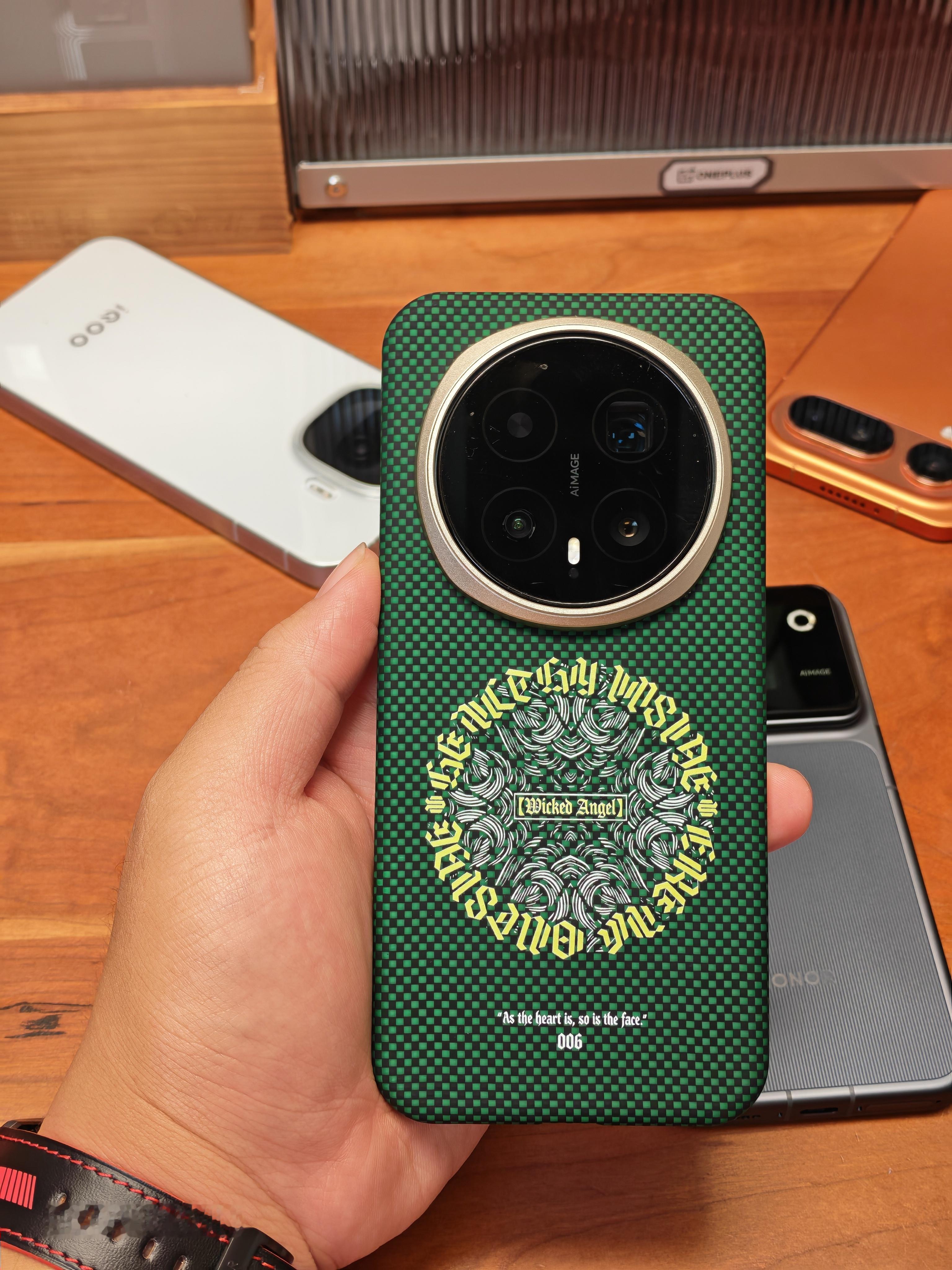趣装备的加入终于让荣耀用户有相对来说品质高，颜值高的第三方手机壳了感谢