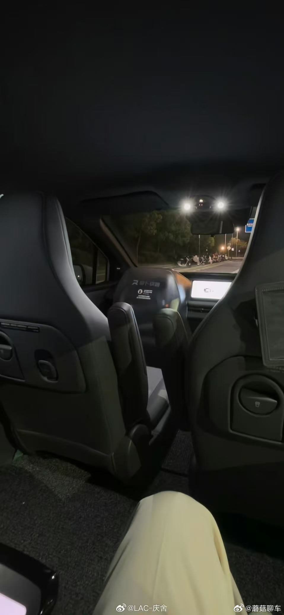 还记得3月底萝卜快跑部分车辆短暂停滞，现在虽未停运但如今难打到车，小红书、微博上