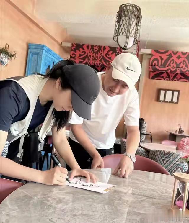 汤唯带一家人新疆度假,和老公一起骑马,素颜出镜好接地气！​​​