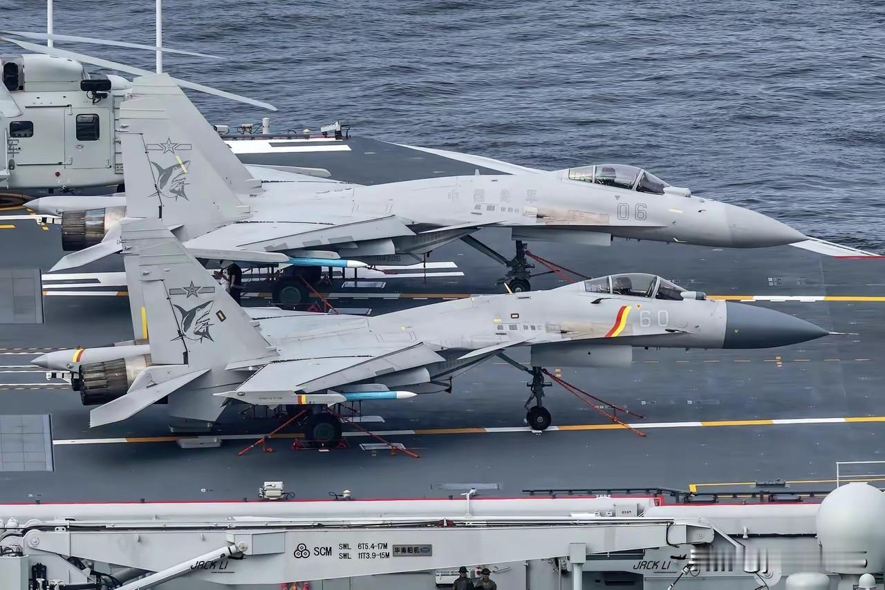 它们同框时：歼-15和歼-15T歼-15只能说是解决了中国海军舰载机的有无问题