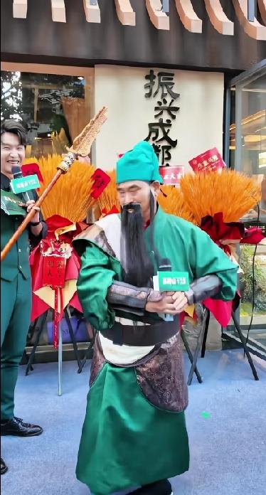 朱之文现在越来越没下限，肆无忌惮，如果说对以前的表演尚可忍耐，现在却忍无可忍！