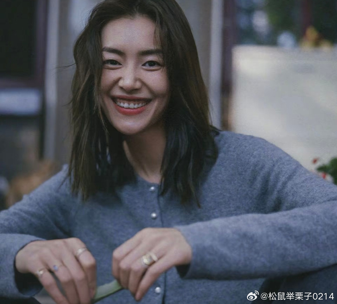 刘雯近期因点赞男友井柏然新剧宣传片被部分剧粉指责“扫兴”，但她的主业动态才是真正看点——出道20年仍
