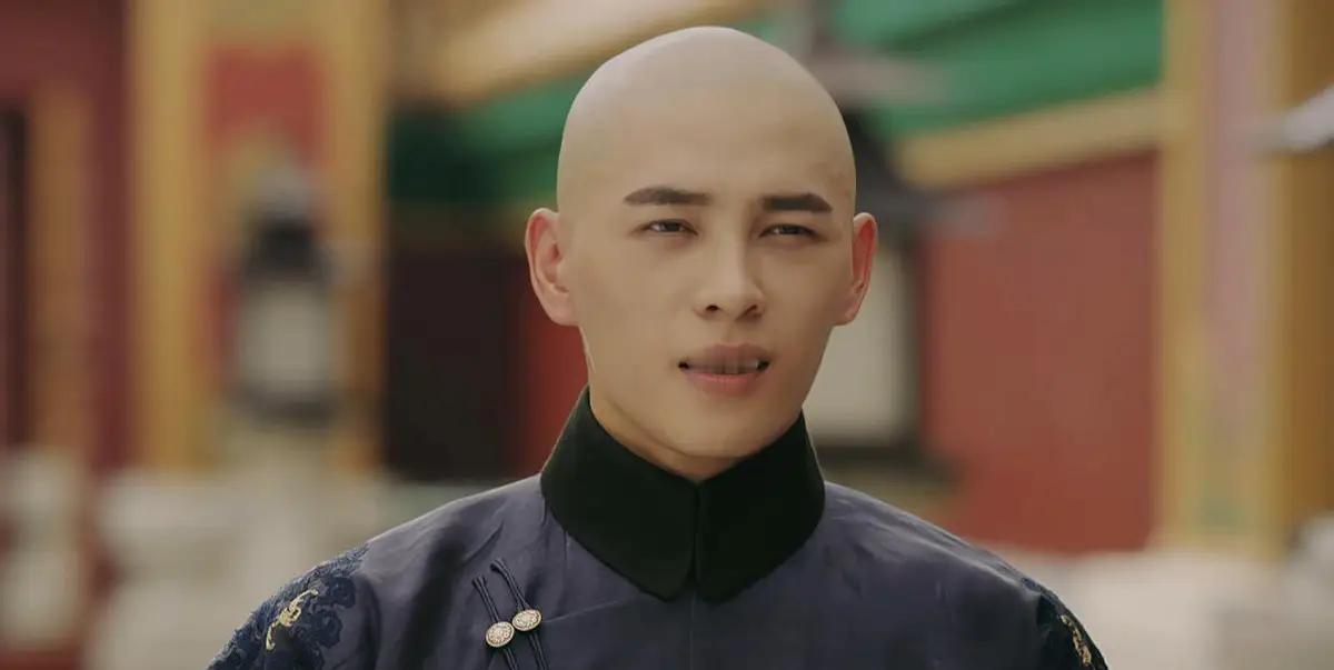弘昼临终之前，哥哥乾隆去看他，弘昼用手比划一个帽子的形状，意思是想给家人封个世袭