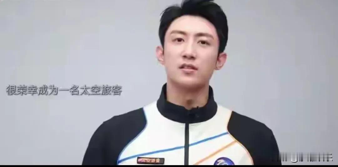 三百万，就为了上去飘三分钟？黄景瑜这“太空初体验”，可真够贵的。算笔账：一分