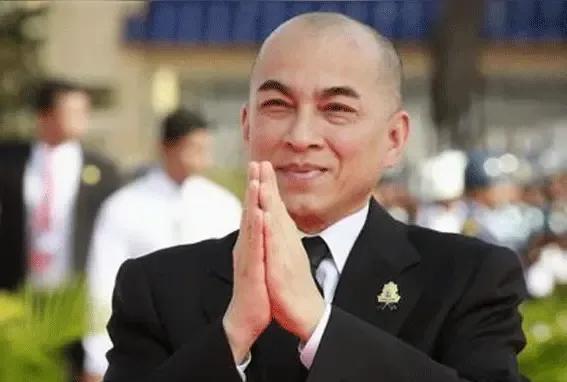 西哈莫尼是个聪明人，他知道柬埔寨是由洪森说的算，自己同父异母的哥哥都敌不过他，所