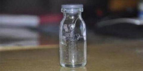 老人感觉眼睛有异物在爬动, 医生竟从眼中取出8条寄生虫