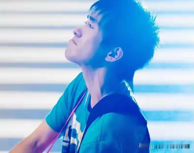 就上述头条推出的话题，小编谈一下对影视演员易烊千玺演技的看法。严格说易烊千玺