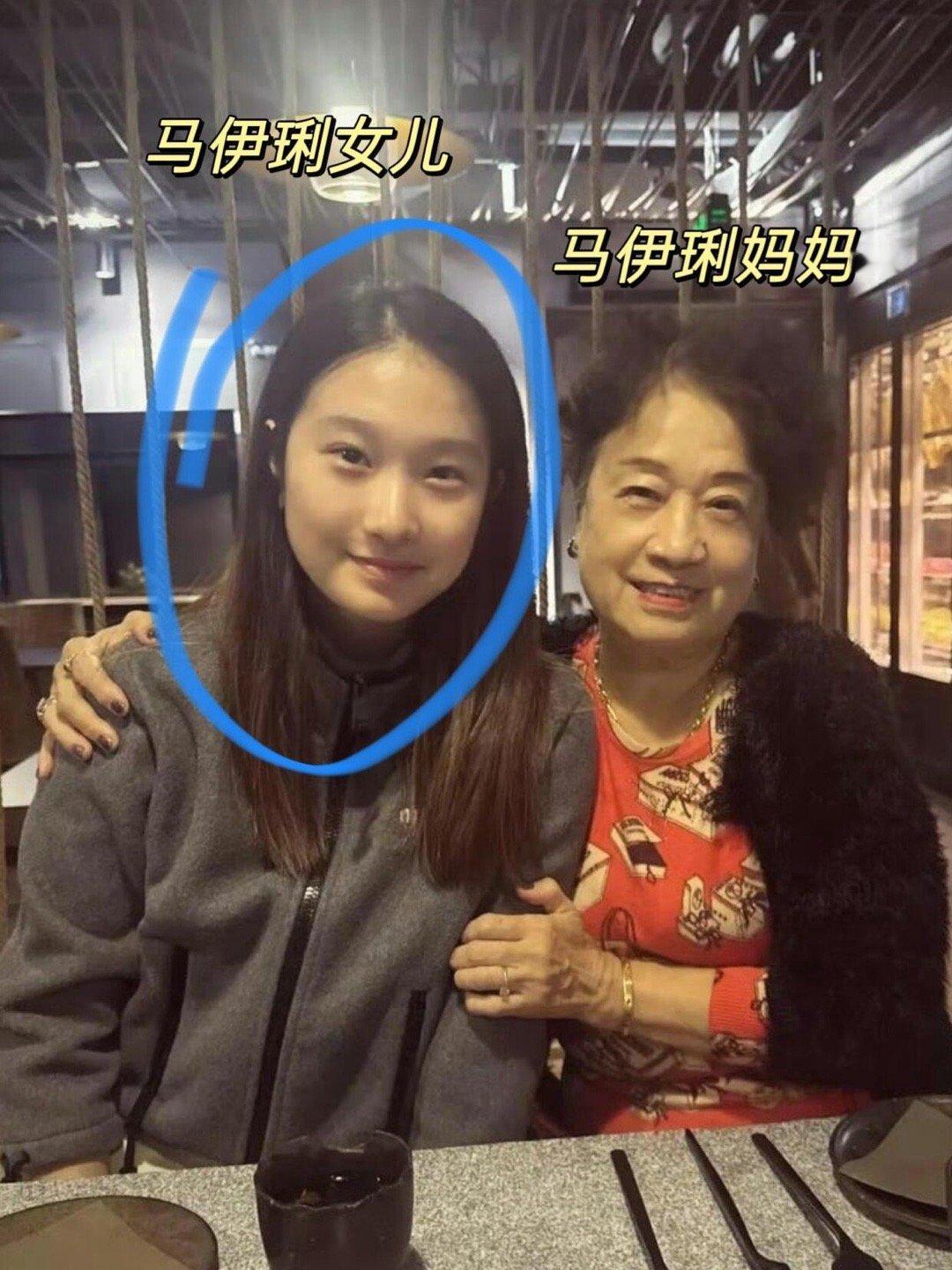 其实马伊琍母女俩长得挺像的，但又是完全不同的感觉，遗传真是神奇的东西