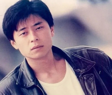 1990年，王杰为了试探女友是否真的爱他，两人吃了一顿50000元的饭后，他对女