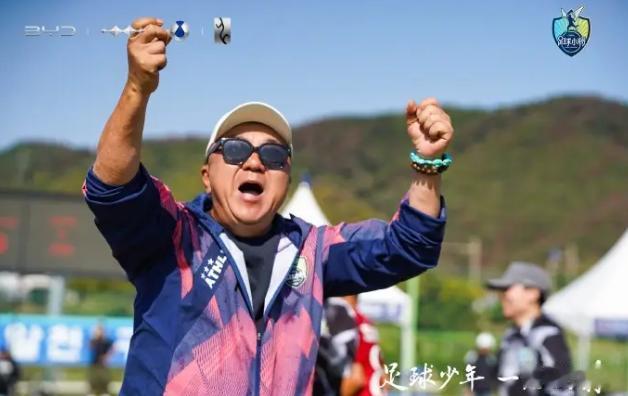 董路这帮小将，真踢疯了！2:1掀翻巴西帕尔梅拉斯，在韩国杯赛里以1胜2平杀出小组