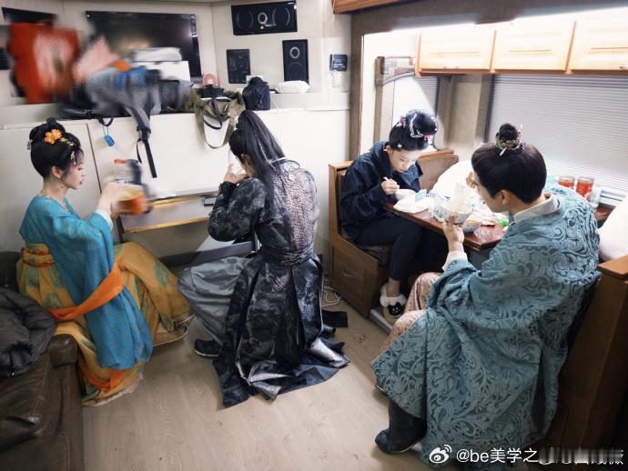 谁被田曦薇的泡面派对馋到了？各种口味泡面搭配丰富配料，还暖心回复周历杰，这日常也