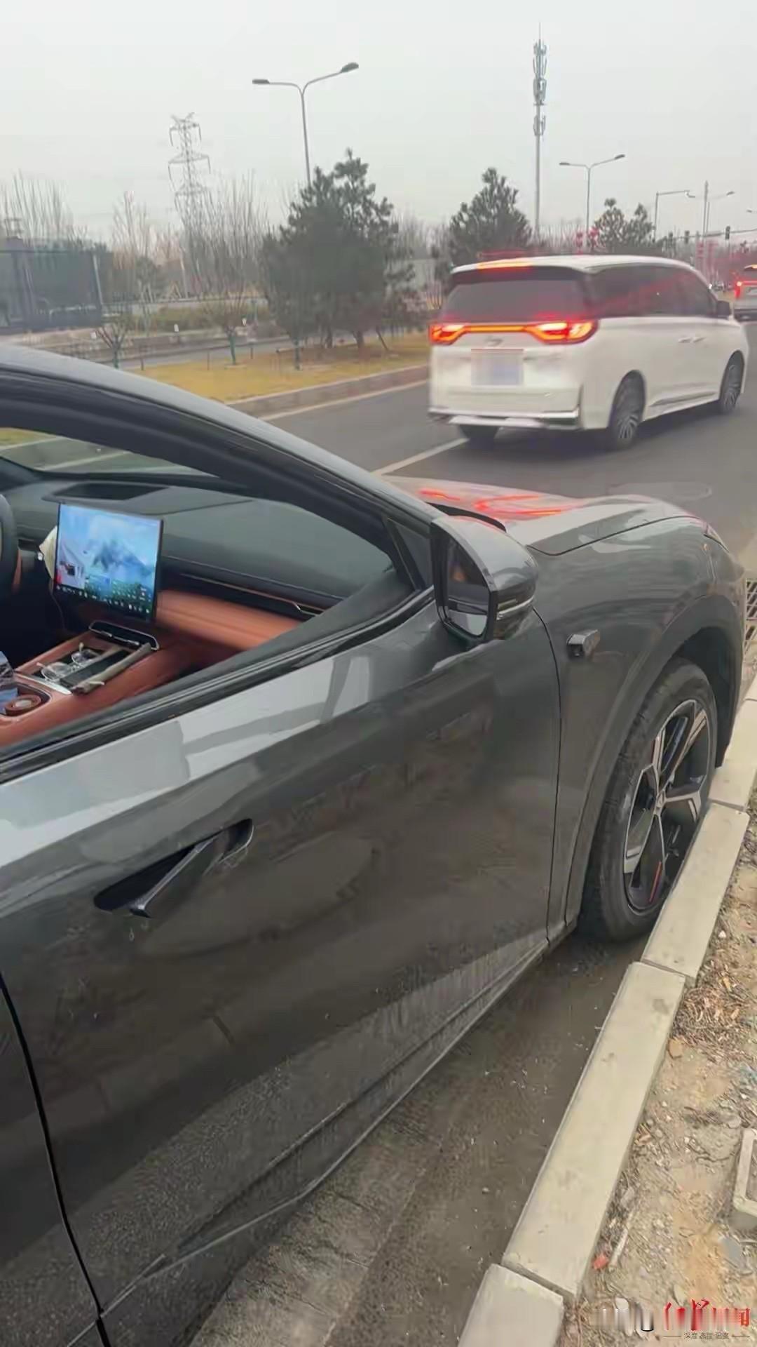 北京，男子在平台上打了一辆拼车，上车后坐在了副驾上，车后座上坐着一名孕妇。谁知，