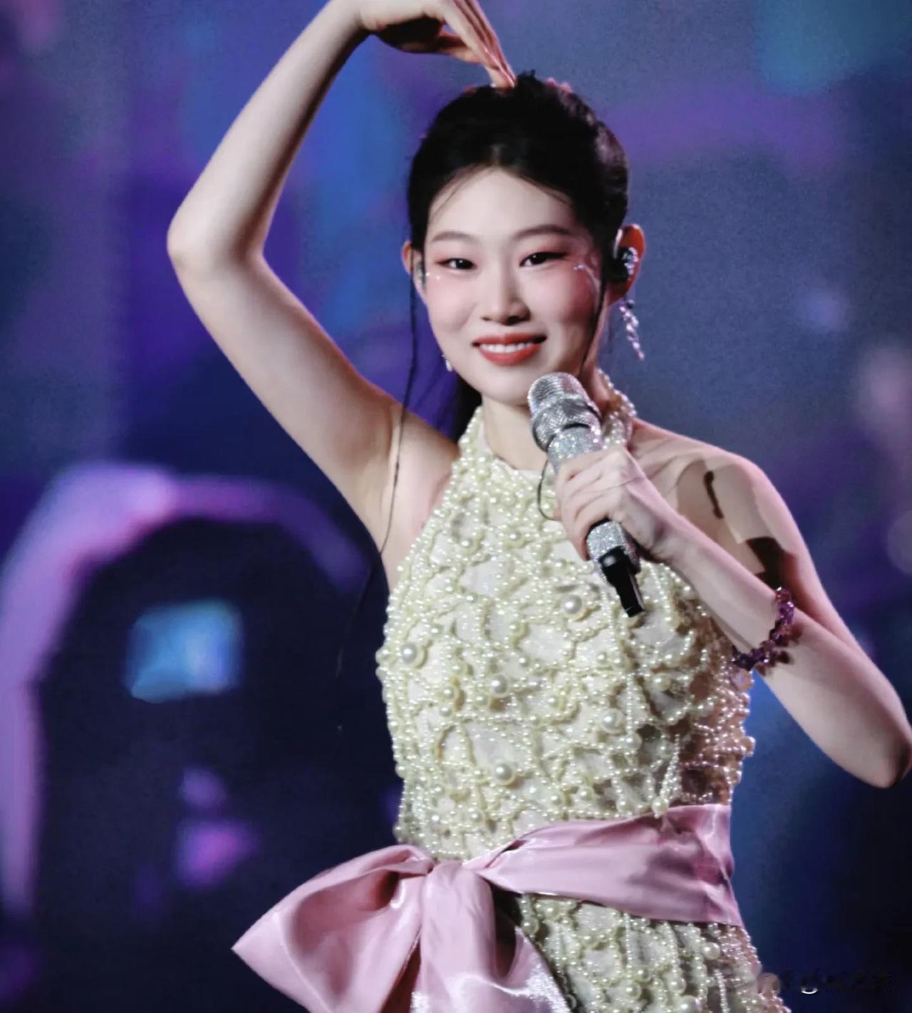 其实我还是挺羡慕沈佳润的，爸爸妈妈是全国大火的明星，家里有钱有资本可以给她的爱豆