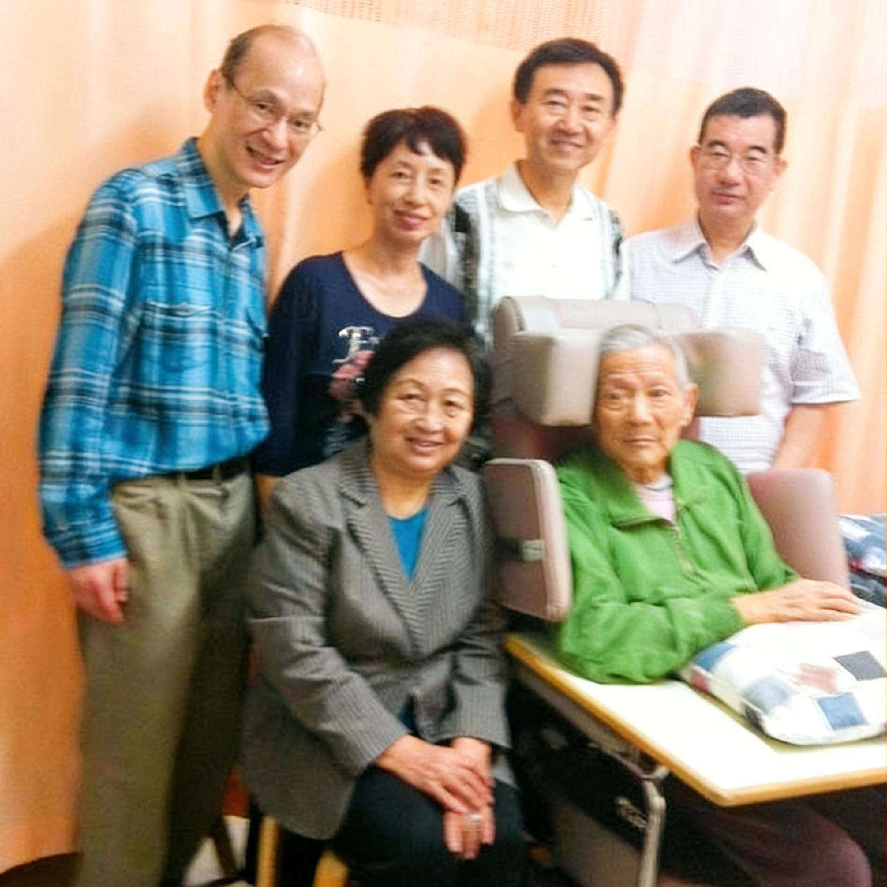 2011年，章含之的前夫洪君彦，生病住院期间，几位学生前来看望他，一张罕见的合影