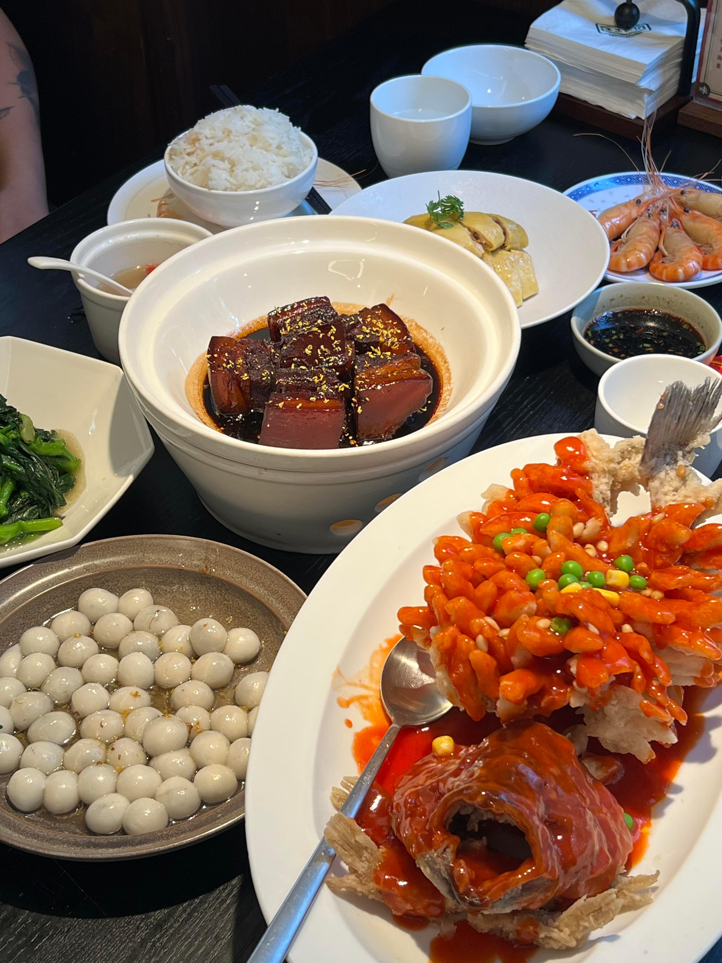 桂花红烧肉，看着不错，也就看着不错花雕熟醉虾1.1元一只超高性价比！白斩鸡很嫩，