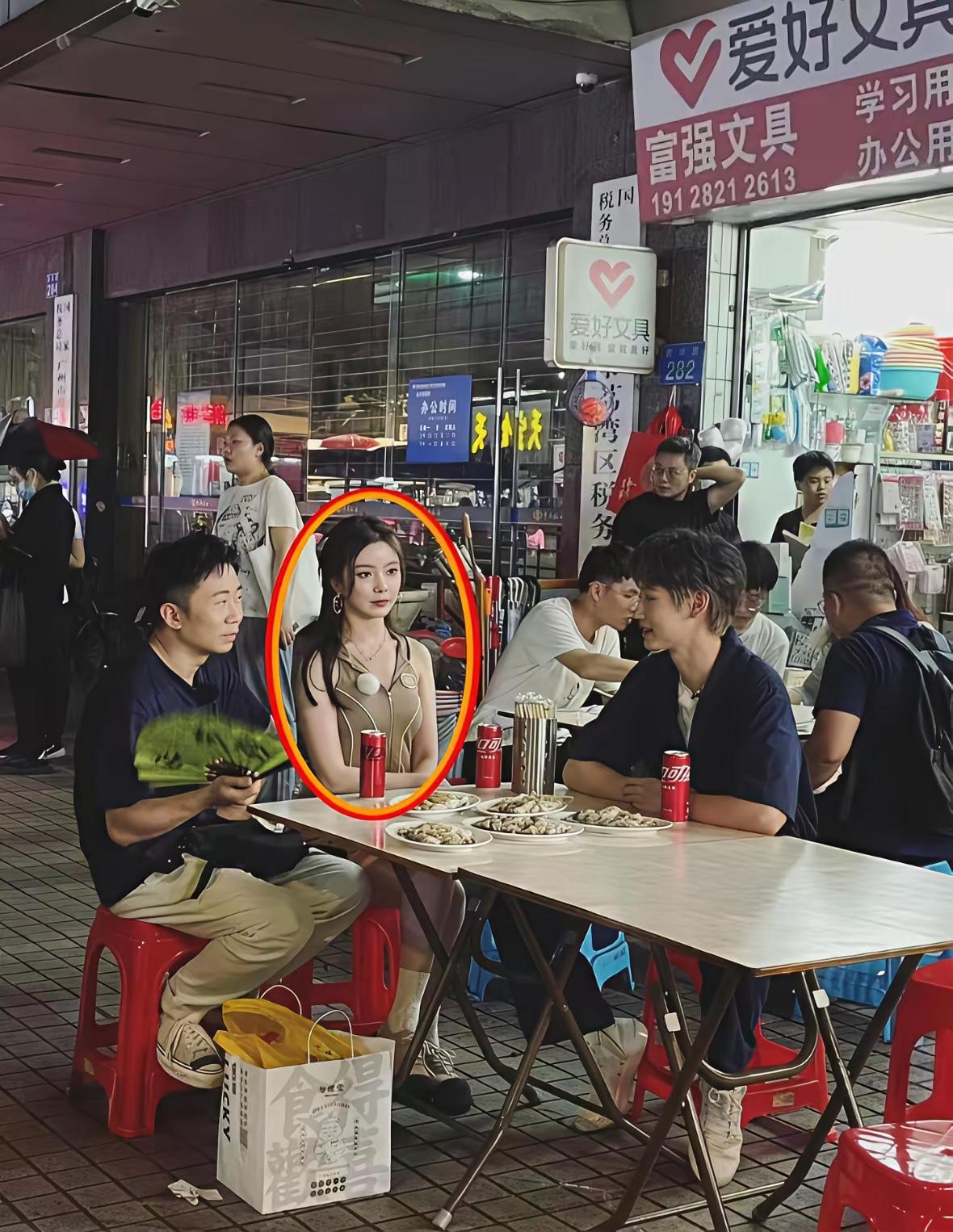杨迪旁边女士是谁？非常有气质