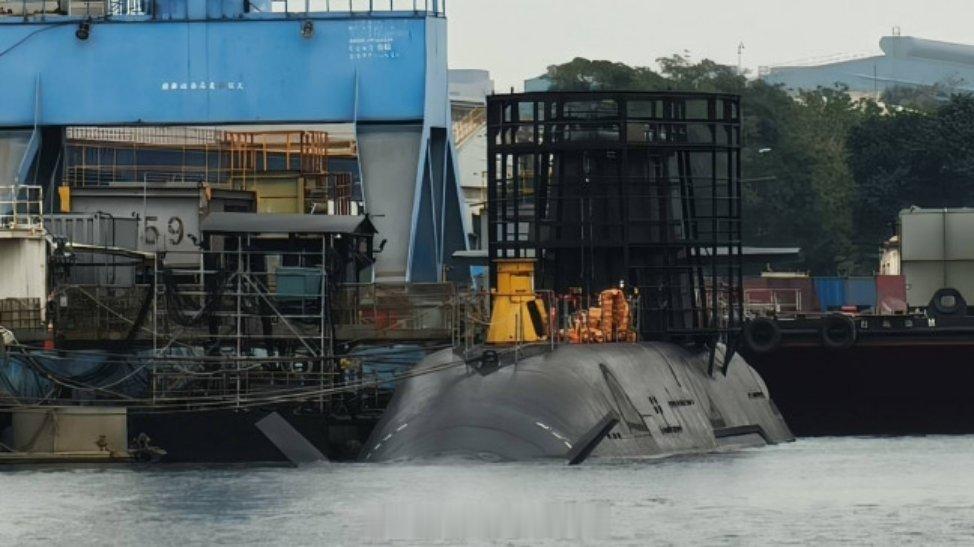 台海局势鲲鲲100米下潜试验结束后回到船厂，围壳附近重新搭起了脚手架，架上了各