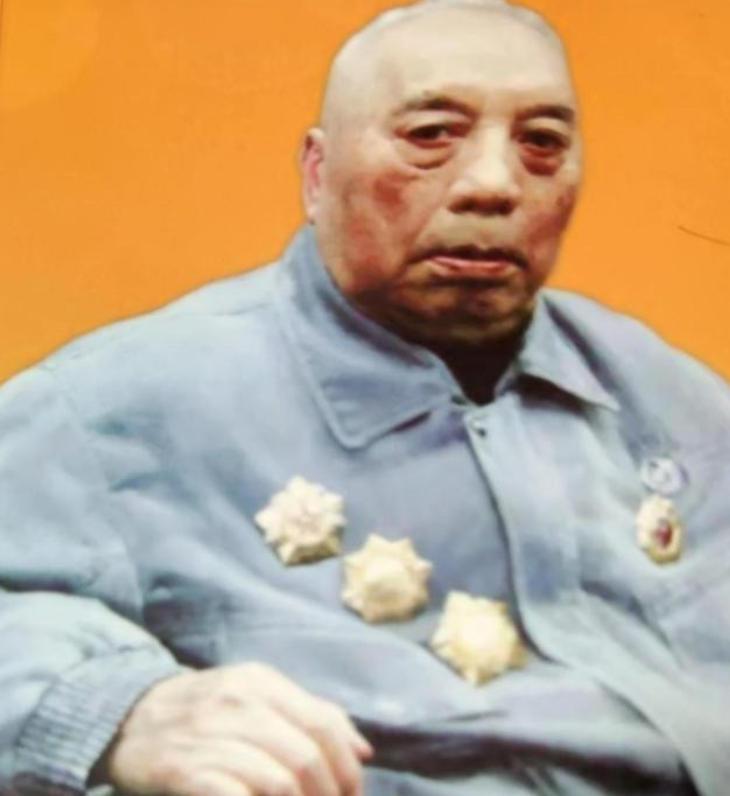 1976年初冬，兰州军区副司令乘坐绿皮火车，前往郑州出差。过了送餐时间，副司令拿