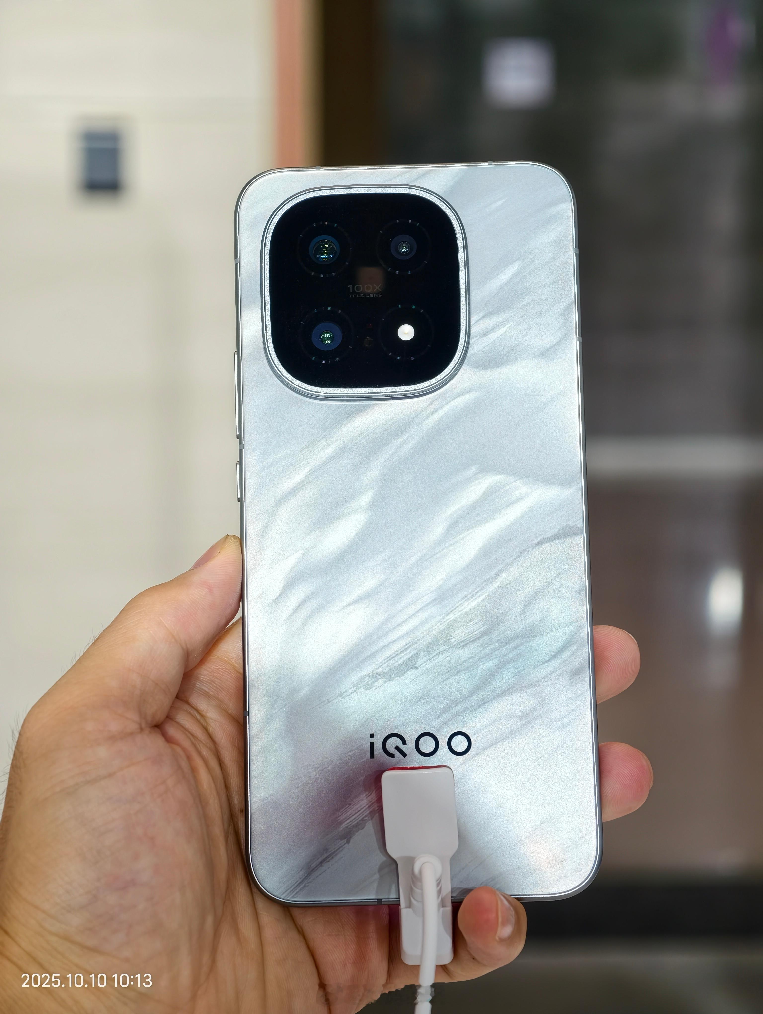 iQOO15真机，三星2K屏幕，最高100X数字变焦[doge]​​​