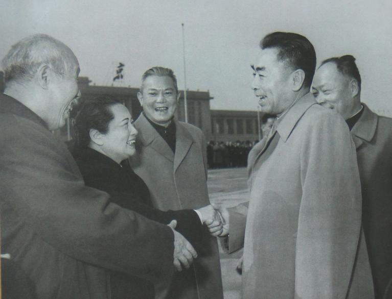 1960年，周总理和外交部长陈毅元帅准备出国访问，李先念、宋庆龄和董必武到机场送
