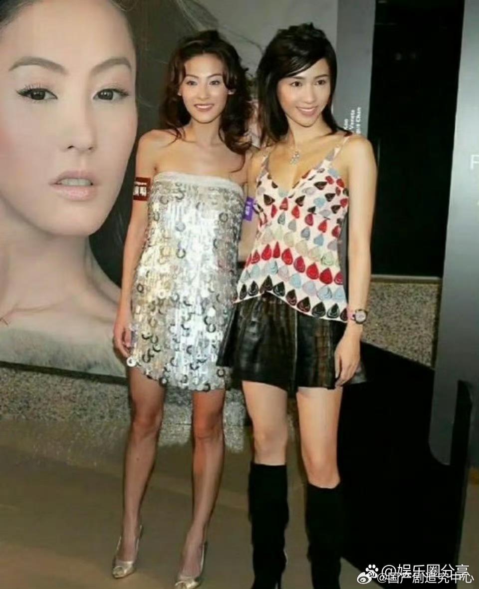 黎姿和张柏芝当年站在一起合照，那时候还没有美颜滤镜