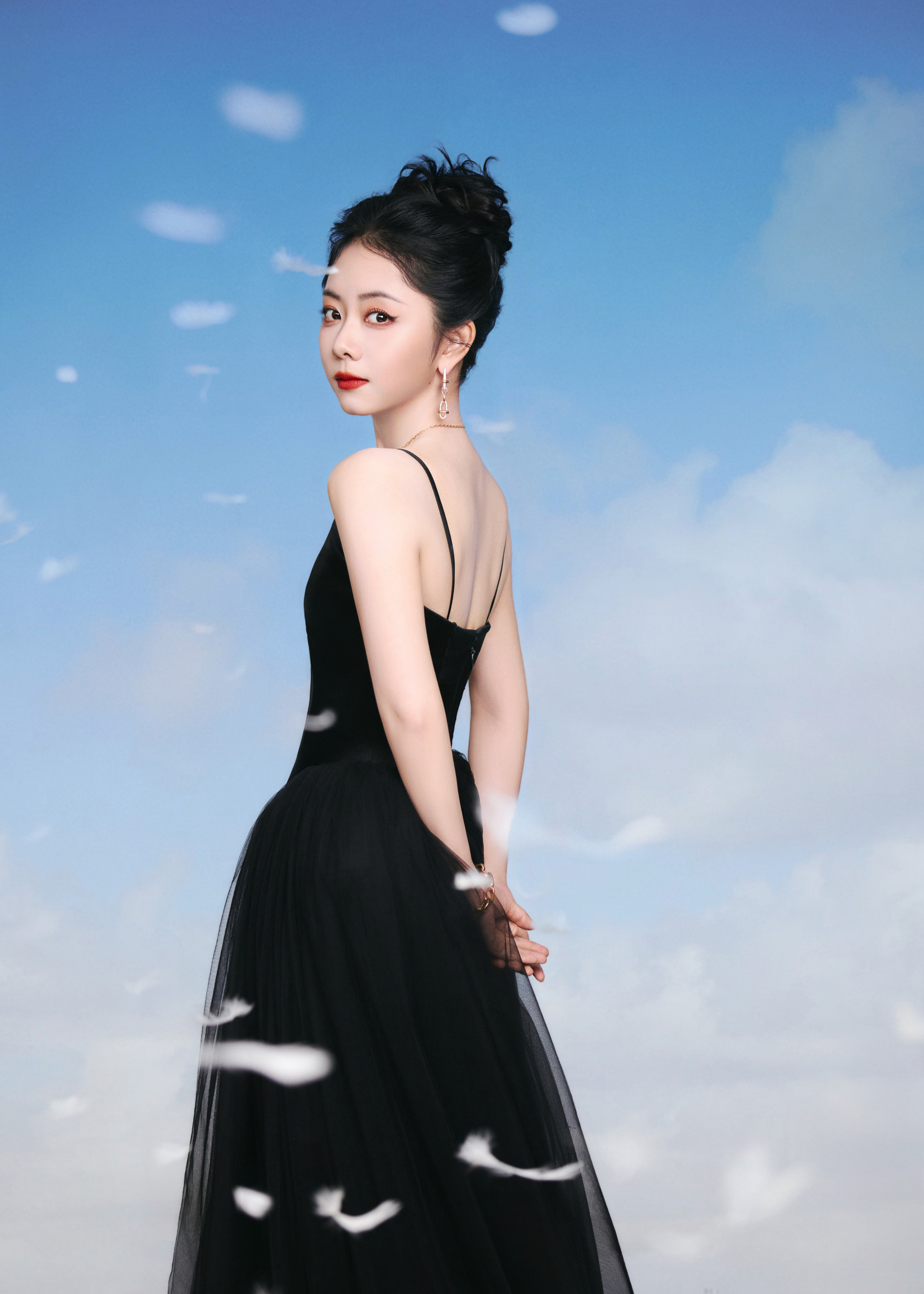 谭松韵🦢两小姐‘sPostcard两小姐身穿黑天鹅纱裙，受邀出席第