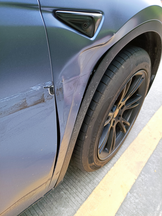 一血来的有点突然领导开着去办事，刚从地库出去一个右拐，就把别人大灯怼了……直