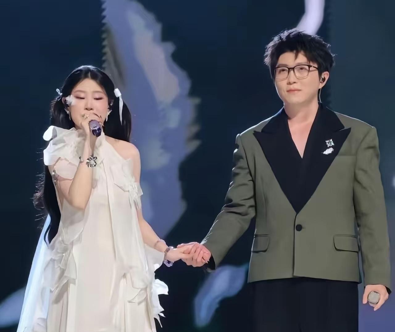 承认吧，肚子里有墨水，说话就是不一样！沈佳润连夜发文道歉。大家都等着看毛不易怎