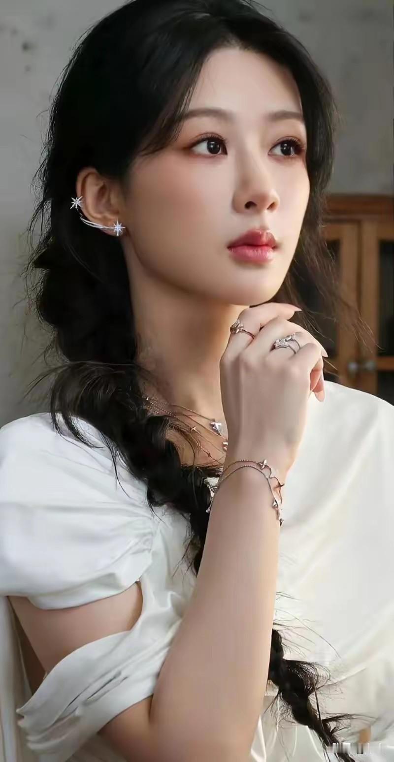 哪有什么一夜爆红，不过是父母托举和孩子拼命换来的。杨紫上一年级时，妈妈为了照顾