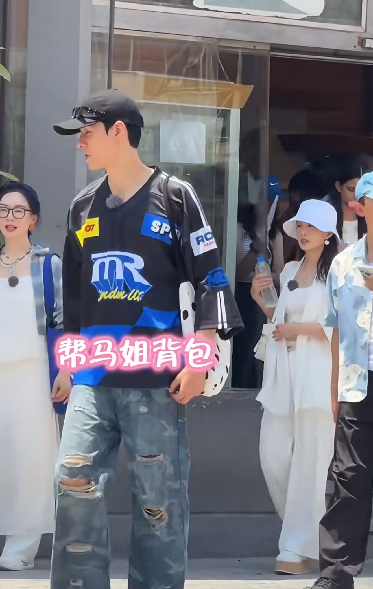 花少7里那些龚俊帮姐姐妹妹们背过的包🎒不愧是川渝男娃👍​​​