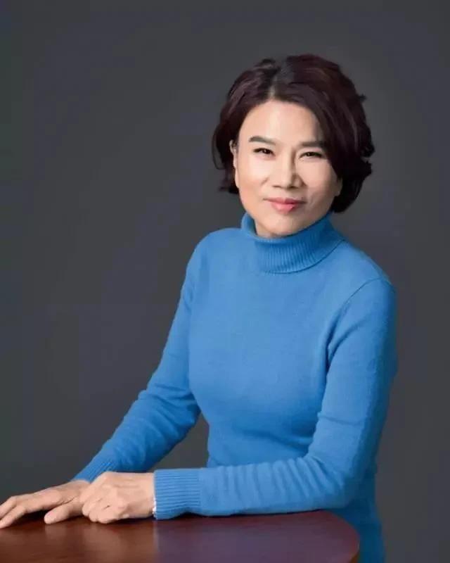 2014年，董明珠当上格力的董事长后，第一件事就是把代言人成龙换掉。她说：“一千