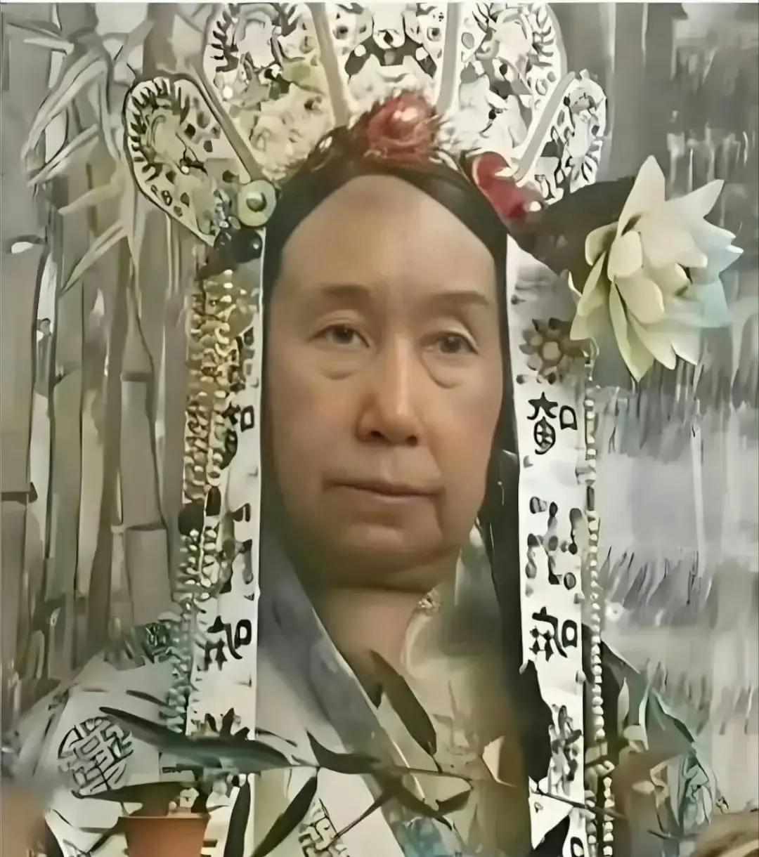 真实的慈禧像，颜值一言难尽。怪不得她男人咸丰帝，只活了31岁。宫里老太监私下说过，咸丰爷身子骨本来就