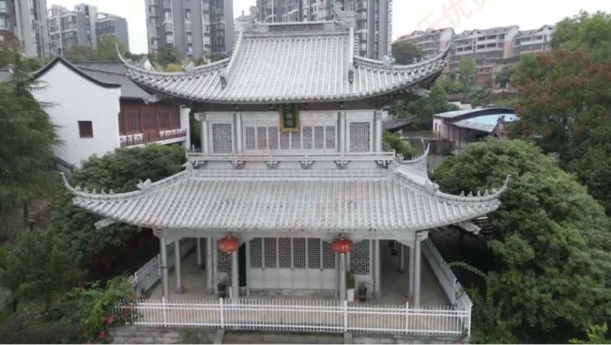 最近，湖南郴州永兴县的一座标志性建筑“永兴银楼”被拍卖的消息，在网上炸开了锅。这