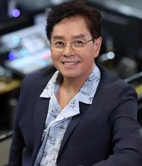 丁克的谭咏麟对妻子杨洁薇说：“我把十亿家产都给你，我要让儿子回家。”妻子纳闷说