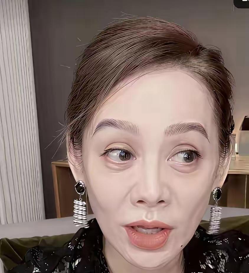 女人一进入50岁，颜值就开始断崖式下降，看看大美女宁静，她今年53岁，但