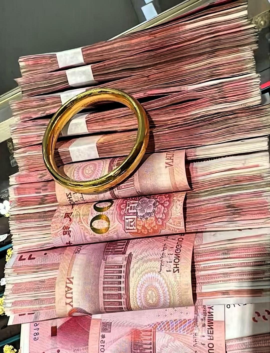 已经都12月了，要是你手头攥着十万现金，可千万悠着点，别轻易往黄金、股票里砸