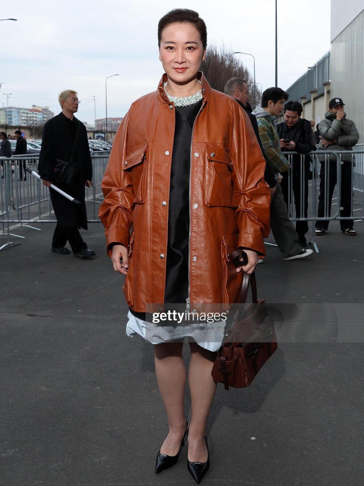 贾玲仅两年的时间，不爱笑了，梨涡也不见了。贾玲近两年为《热辣滚烫》减重100多斤