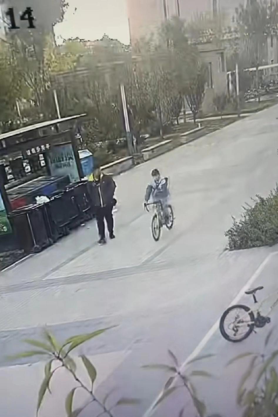 其实家长一看车子就知道怎么回事了，但是还是去掉了监控，只能说幸亏有监控，否则路人