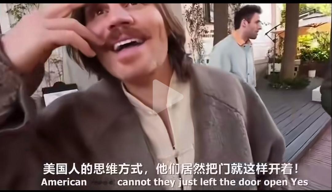 美国网红来成都被震惊了。一家店开着，老板居然晒太阳出去玩了，完全没有人守着。他