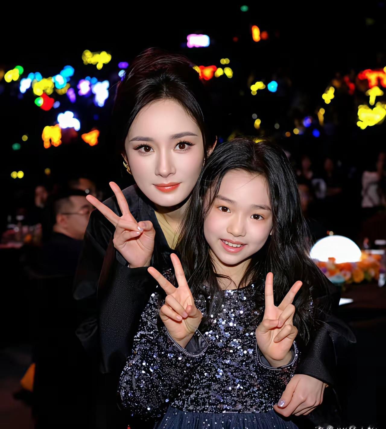 小酒窝太可爱了，不但与杨幂熟，也与杨幂爸爸很熟。小酒窝在很小的时候就与杨幂爸爸