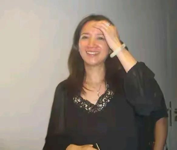 美人终究是美人，即便经历手术，何晴依旧美丽动人。倘若她的病不再复发，或许她还能好