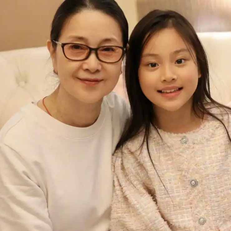 甜馨首次独自出国参加夏令营，李小璐机场眼眶泛红