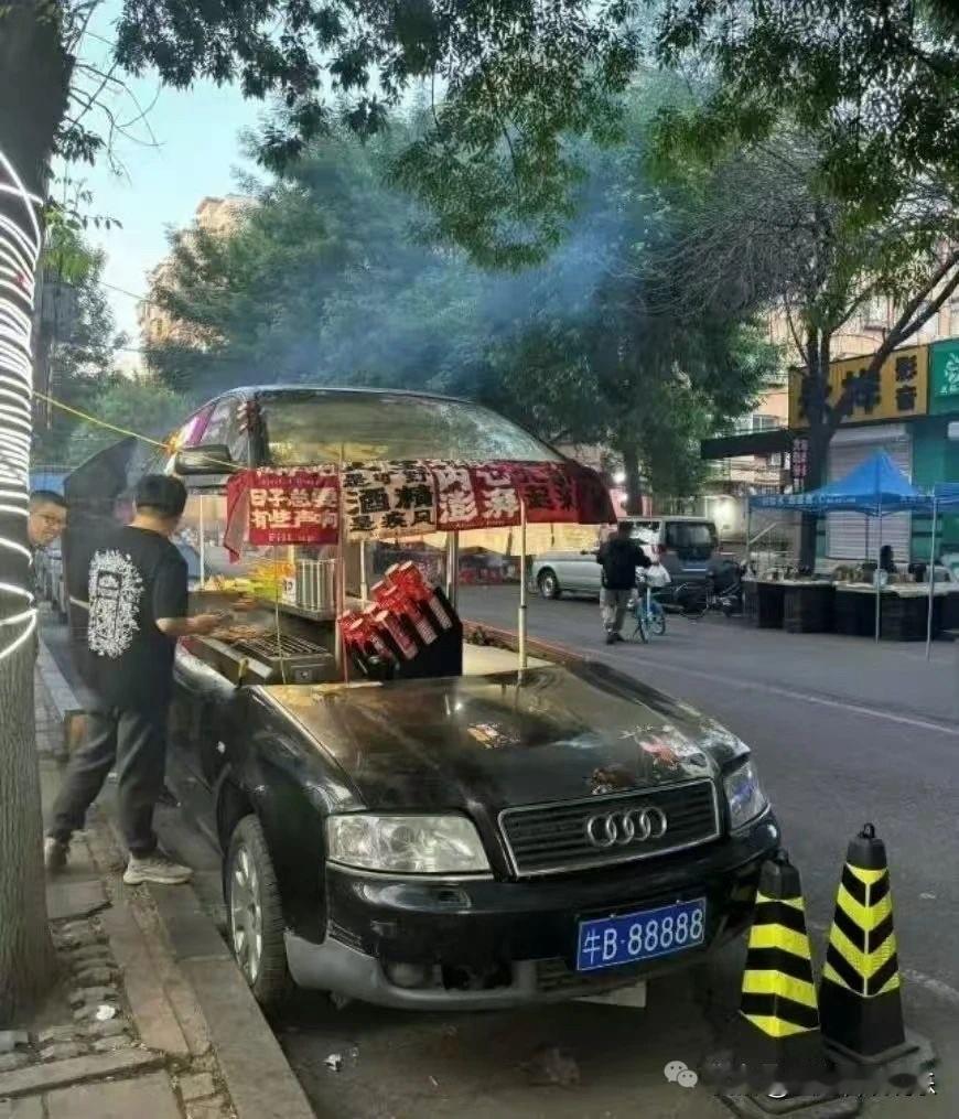 这“城管来了就合上，交警来了就打开”，感觉背后藏着不少门道啊。就像看到新闻里交警