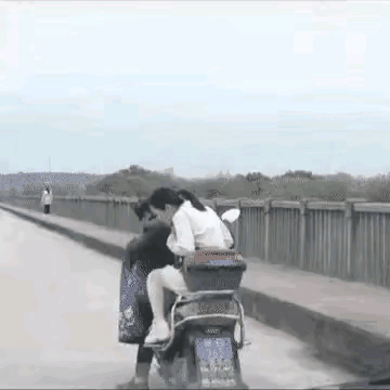 刚刚约会被拒，男人一脸恼怒地开车回程。恰遇一对小情侣骑电动车半道抛锚，漂亮妹妹