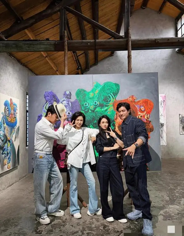 陈乔恩老公上海办画展，她在艾伦面前像小女生，陆毅鲍蕾夫妇捧场