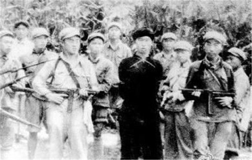 1937年,仗着家底殷实,覃国卿拉起了一支武装队伍,在当地烧杀抢掠,无恶