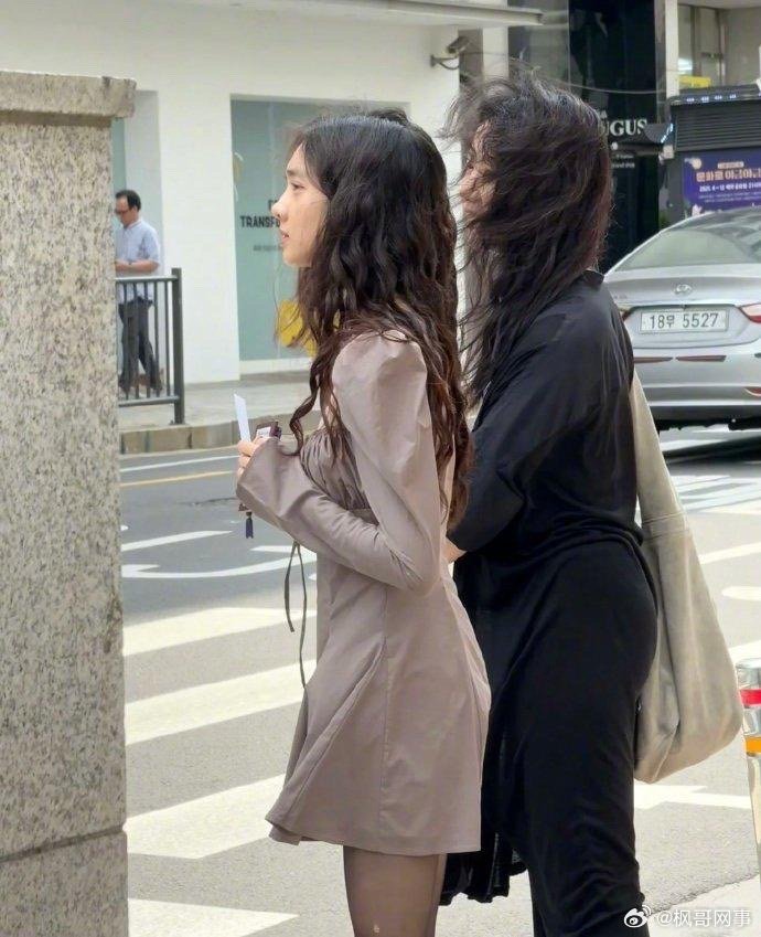 孙莉黄多多首尔逛街。网友偶遇孙莉和黄多多在首尔逛街，两人还一起拍了有趣的人生四格