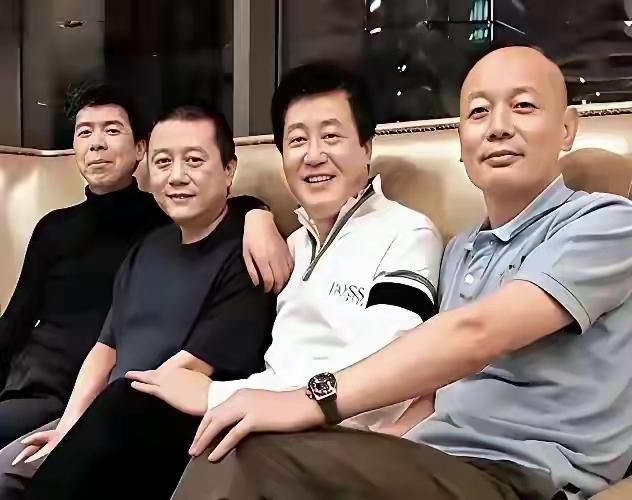 这张旧照，我一眼就认出了皮肤白皙、目光沉和的葛优，脸型狭长、气色盈和的赵宝刚与浓