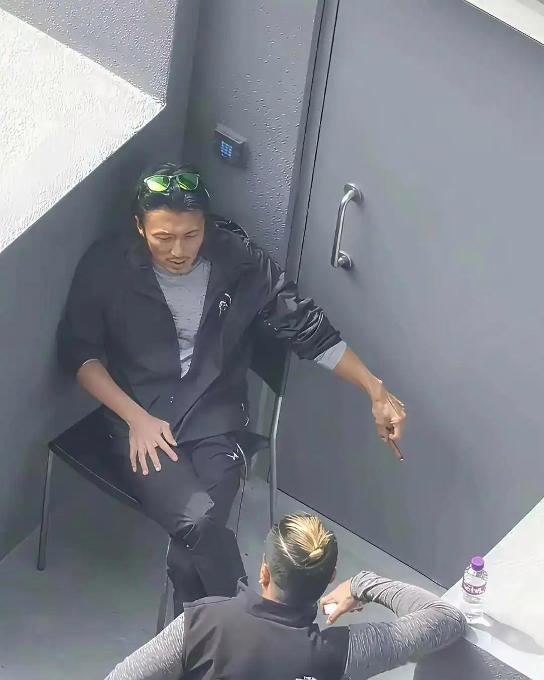 估计谢霆锋想把这个照片删除了吧。