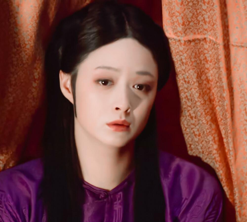 1725年12月，年氏病重呕血，此时弹劾她二哥年羹尧及年家的奏折不断。雍正却册封